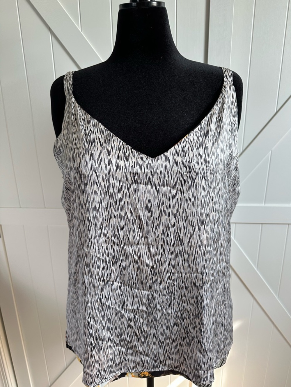 White House Black Market XL Reversible Cami Tank Top Floral Black Ivory NWT - Picture 4 of 7